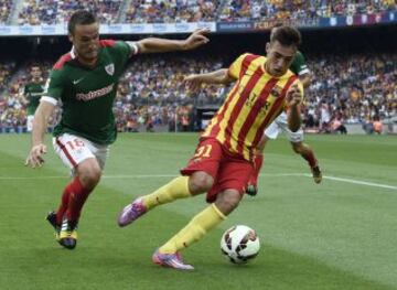 Munir El Haddadi del FC Barcelona, intenta avanzar con el balón ante la presencia de Gurpegui del Athletic de Bilbao, durante el partido de Liga jugado esta tarde en el Camp Nou de Barcelona.