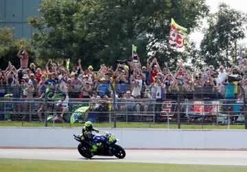 Valentino Rossi saluda a los aficionados. 