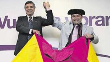 <b>UNIDOS. </b>Baldasano y Toñín sellaron su acuerdo delante de AS.