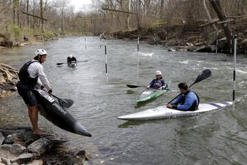 Los integrantes del equipo estadounidense de eslalon se entrenanaban en Maryland (Estados Unidos) realizando pruebas cronometradas a lo largo del río Potomac. Se preparaban así para participar en los Juegos Olímpicos de Tokio, después de que se conociera el aplazamiento de la gran cita. Tendrán que esperar. 