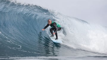 Remi Sobremazas surfeando una ola en forma de tubo en la playa del Sardinero, en Santander (Cantabria, Espa&ntilde;a), durante la prueba de surf de la OA2 FuSSSion by Plea celebrada el s&aacute;bado 12 de marzo del 2022. 