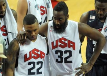 La reacción de Damian Lillard y James Harden tras la lesión de Paul George.