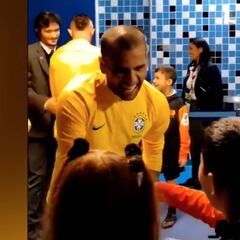 Es un jugador diferente y se nota en estos detalles: Dani Alves y los niños 'de Paraguay'