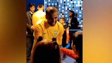 Es un jugador diferente y se nota en estos detalles: Dani Alves y los niños 'de Paraguay'