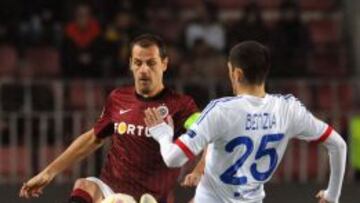 Matejovsky ante Benzia en el Sparta-Lyon.