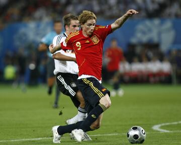 Fernando Torres marca el único gol de la final de la Eurocopa 2008 ante Alemania. 