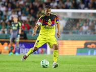 Jonathan Dos Santos en un partido con América.