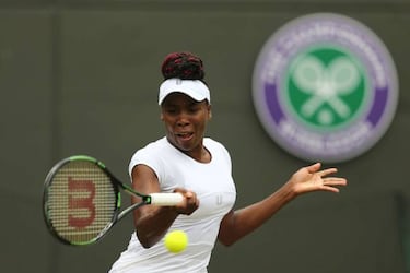 Venus overcomes early scare to see off Suárez Navarro