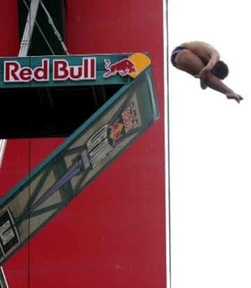 El clavadista americano Andy Jones, durante los entrenamientos para las finales del 'Red Bull Cliff Diving 2015' de Bilbao, ante el Museo Guggenheim de la capital vizcaína. 
