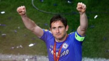 Lampard celebra la Europa League conquistada por el Chelsea.