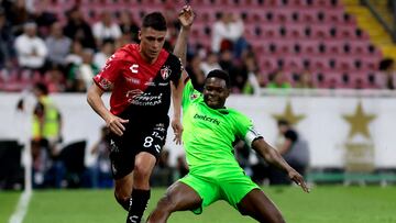 Atlas' Mateo Garcia (L) vies for the ball with Juarez's Aviles Hurtado during the Mexican Clausura tournament football match between Atlas and Juarez FC at the Jalisco stadium in Guadalajara, Jalisco state, Mexico, January 28, 2024. (Photo by ULISES RUIZ / AFP)