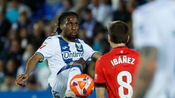 LEGANÉS (MADRID), 07/04/2025.- El centrocampista del Leganés Yvan Neyou (i) juega un balón ante Pablo Ibáñez, de Osasuna, durante el partido de LaLiga en Primera División que CD Leganés y CA Osasuna disputan este lunes en el Estadio Municipal de Butarque. EFE/Juanjo Martín