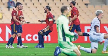 Ferran Torres es felicitado por sus compañeros tras marcar uno de los tres goles que firmó ante Alemania.