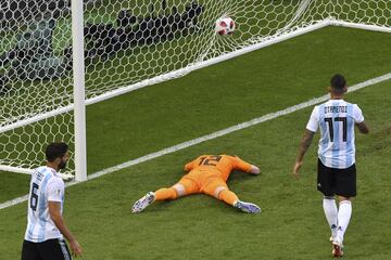 Franco Armani, portero argentino, se lamenta del tercer gol de Francia en el partido de octavos de final.