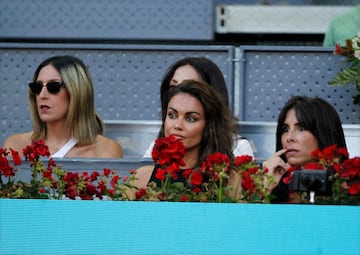 Lara ?lvarez asiste al partido que enfrenta a Jan-Lennard Struff contra St¨¦fanos Tsitsip¨¢s en el Mutua Madrid Open de tenis.