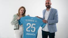 La presidenta Marián Mouriño y el entrenador Claudio Giráldez posan tras sellar la renovación del técnico.