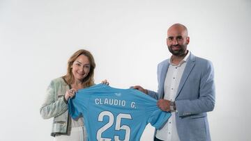 La presidenta Marián Mouriño y el entrenador Claudio Giráldez posan tras sellar la renovación del técnico.