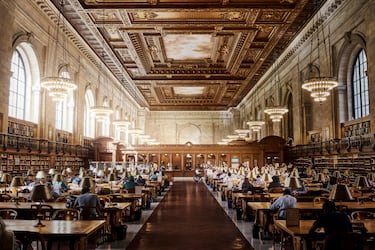 El Edificio Stephen A. Schwarzman es el edificio principal y más emblemático de la Biblioteca Pública de Nueva York, siendo un centro de investigación de renombre mundial y uno de los puntos de referencia arquitectónicos más famosos de la ciudad. Es un magnífico ejemplo de la arquitectura Beaux-Arts (Bellas Artes), un estilo caracterizado por la grandiosidad, la simetría, la opulencia y el uso de la piedra caliza.