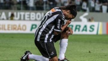 En 2012, Ronaldinho jugaba para el Atlético Mineiro y marcó un gol de bandera, pero lejos de festejarlo, se hincó para dedicar su anotación a su padre que había fallecido días antes.