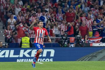 1-2. Ángel Correa celebra el primer gol que marca en el minuto 31 de partido.