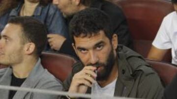 Arda Turan, en la grada del Camp Nou.