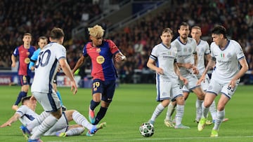 Soccer Football - Champions League - Semi Final - First Leg - FC Barcelona v Inter Milan - Estadi Olimpic Lluis Companys, Barcelona, Spain - April 30, 2025 FC Barcelona's Lamine Yamal in action with Inter Milan's Alessandro Bastoni REUTERS/Nacho Doce