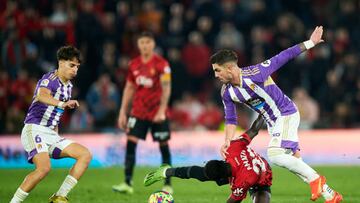 MALLORCA, SPAIN - JANUARY 07: Amath Ndiaye of RCD Mallorca competes for the ball with Alvaro Aguado of Real Valladolid CF during the La Liga Santander match between RCD Mallorca and Real Valladolid CF at Estadi Mallorca Son Moix on January 07, 2023 in Mallorca, Spain . (Photo by Cristian Trujillo/Quality Sport Images/Getty Images)