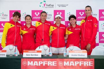 La capitana del equipo español femenino de tenis Anabel Medina (3d) junto a las jugadoras Aliana Bolsova (i), Lara Arruabarrena (2i), Carla Suarez (2d), Sara Sorribes (3i) y Gerorgina Garcia