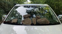 Imagen del coche de Markel Irizar con piedras en la luna del veh&iacute;culo.