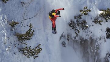 Un snowboarder se tira por un cortado en el Freeride World Tour. 