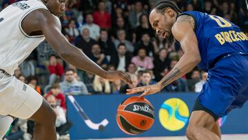 BARCELONA, 15/11/2024.- El escolta del Barça Kevin Punter (d) durante el encuentro de la décima jornada de la EuroLiga disputado este viernes entre el Barça y el París Basketball en el Palau Blaugrana de Barcelona. EFE/Marta Pérez