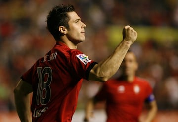 Defendi車 la camiseta del Osasuna en dos etapas: entre 2007 y 2009, y desde 2010 hasta 2013. Jug車 con el Athletic Club entre 2013 y 2018.