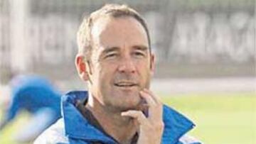 <b>PENSATIVO Y FELIZ. </b>Víctor, durante la sesión de ayer en la Ciudad Deportiva.