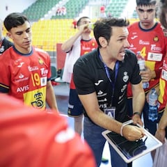 España gana a Arabia Saudí y pasa de fase