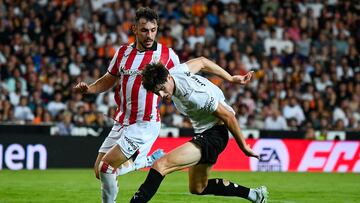 Valencia's Spanish midfielder #08 Javier Guerra (R) vies for the ball with Athletic Bilbao's Spanish defender #04 Aitor Paredes during the Spanish league football match between Valencia CF and Athletic Club Bilbao at the Mestalla stadium in Valencia, on September 20, 2025. (Photo by Jose Jordan / AFP)