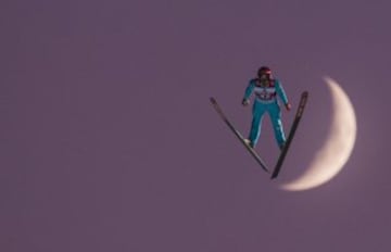 El saltador de esquí francés Vincent Descombes Sevoie durante la FIS Jumping World Cup en Klingenthal, Alemania.