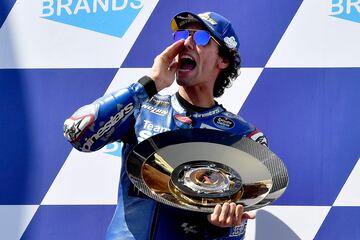 Alex Rins celebra la victoria de carrera.