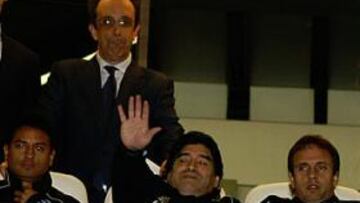 <b>SIN PROTOCOLO </b>Maradona fue anoche al palco del Bernabéu.