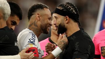 Soccer Football - Paulista Championship - Corinthians v Santos - Neo Quimica Arena, Sao Paulo, Brazil - February 12, 2025 Santos' Neymar shakes hands with Corinthians' Memphis Depay before the match REUTERS/Carla Carniel