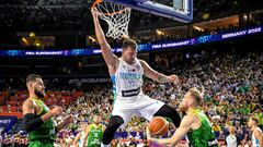 Cologne (Germany), 01/09/2022.- Luka Doncic of Slovenia (C) in action against Ignas Brazdeikis (R) and Jonas Valanciunas (L) of Lithuania during the FIBA EuroBasket 2022 group B stage match between Slovenia and Lithuania in Cologne, Germany, 01 September 2022. (Baloncesto, Alemania, Lituania, Eslovenia, Colonia) EFE/EPA/SASCHA STEINBACH
