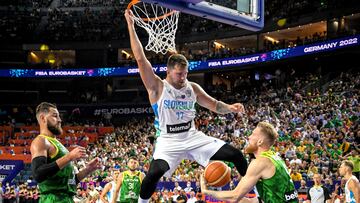 Cologne (Germany), 01/09/2022.- Luka Doncic of Slovenia (C) in action against Ignas Brazdeikis (R) and Jonas Valanciunas (L) of Lithuania during the FIBA EuroBasket 2022 group B stage match between Slovenia and Lithuania in Cologne, Germany, 01 September 2022. (Baloncesto, Alemania, Lituania, Eslovenia, Colonia) EFE/EPA/SASCHA STEINBACH