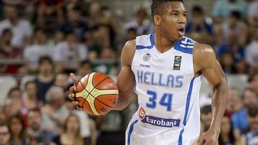 La estrella de la NBA Giannis Antetokounmpo, con la camiseta de Grecia.