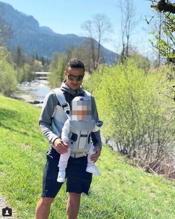 El 5 de mayo del año pasado Júlia y Thiago se convirtieron en padres. Ese mismo día llegó Gabriel el pequeño de la familia del futbolista. El futbolista del Bayern de Múnich dio la noticia en sus redes sociales con la siguiente frase: "El amor de mi vida. Gracias por dejarnos formar parte de tu vida".
