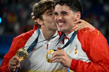 Sergio Camello celebra el éxito en la final olímpica de fútbol con Adrián Bernabé. 