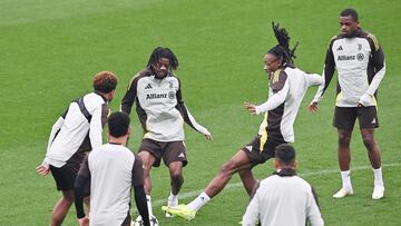 Turin (Italy), 10/12/2024.- Juventus players Samuel Mbangula (centre L) and Kephren Thuram (centre R) in action during a training session of the team in Turin, Italy, 10 December 2024. Juventus will face Manchester City in the UEFA Champions League on 11 December. (Liga de Campeones, Italia) EFE/EPA/ALESSANDRO DI MARCO
