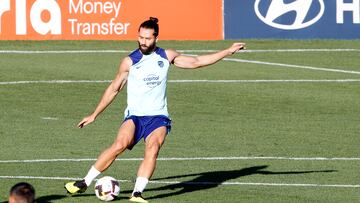 Felipe golpea el bal¨®n durante un entrenamiento.