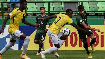 Ecuador's Luis Cordova (C) and Bolivia's Denilson Duran (R) vie for the ball during their South American U-20 championship first round football match at the Pascual Guerrero Stadium in Palmira, Colombia, on January 22, 2023. (Photo by JOAQUIN SARMIENTO / AFP)