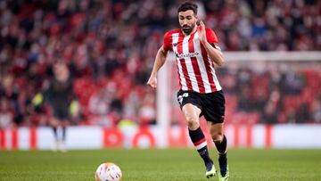 Mikel Balenziaga en acción con el Athletic.