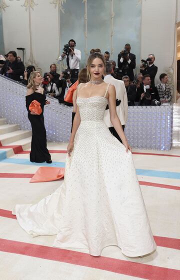 Miranda Kerr con un vestido blanco de Christian Dior.