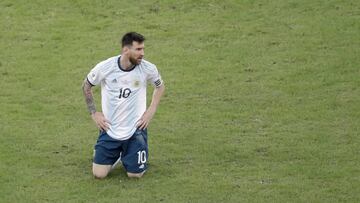 Argentina&#039;s Lionel Messi kneels on the grass during a Copa America quarterfinal soccer match against Venezuela at the Maracana stadium in Rio de Janeiro, Brazil, Friday, June 28, 2019. (AP Photo/Silvia Izquierdo)